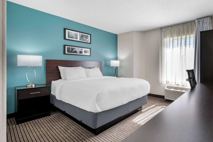 1 Queen Bed (6 of 17)