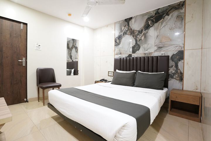 Room 13 of 32
