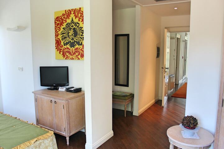 Room 13 of 28