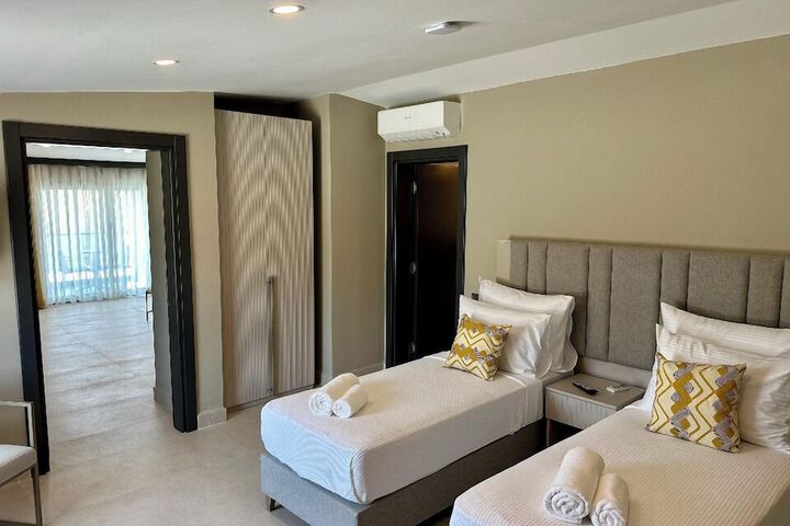 Room 12 of 50