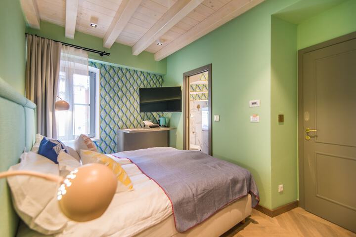 Room 35 of 192