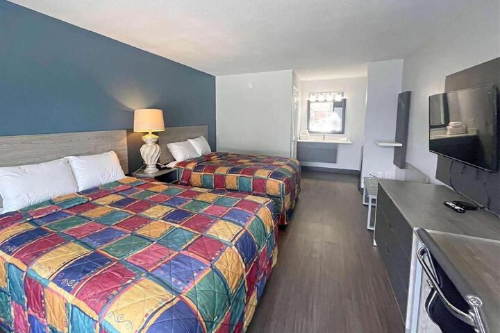 2 Queen Beds (2 of 7)