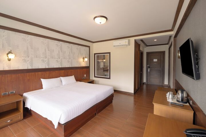 Room 11 of 28