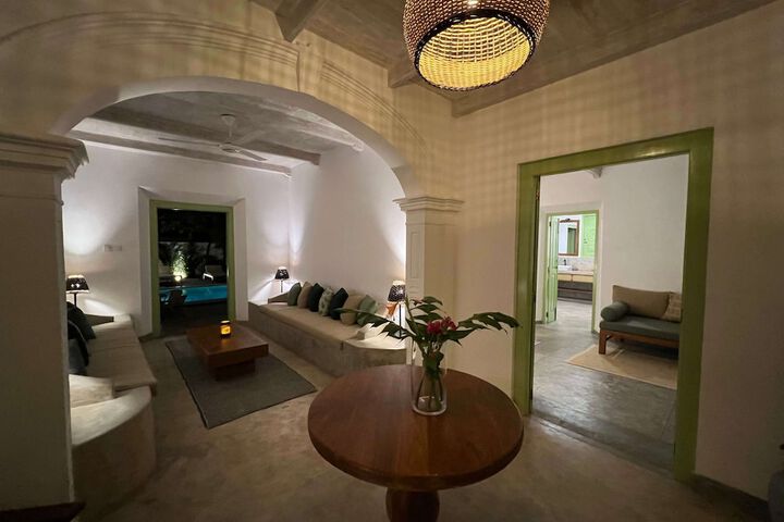 Lounge 66 of 79