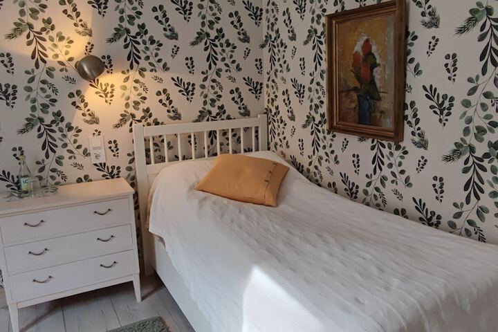 Room 33 of 83