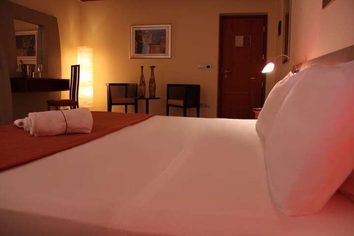 Room 2 of 28
