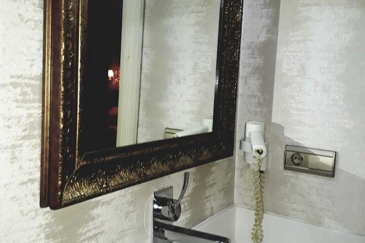 Room 13 of 33
