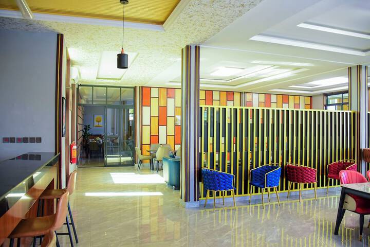 Lounge 94 of 97