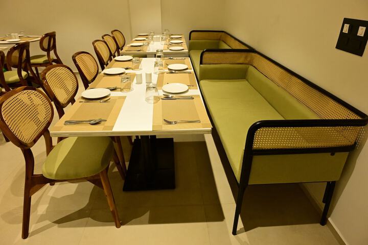 Dining 38 of 48