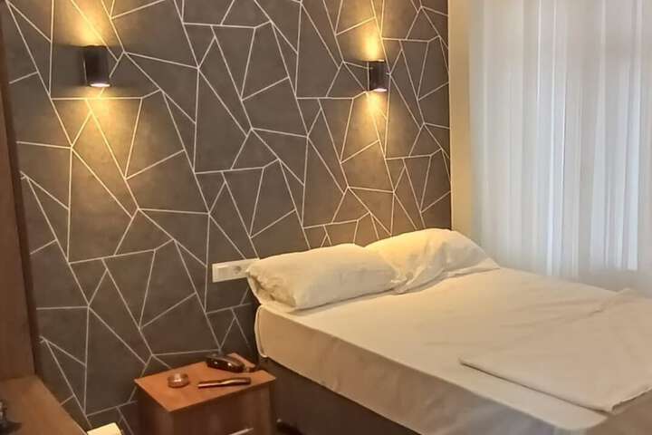 Room 5 of 10