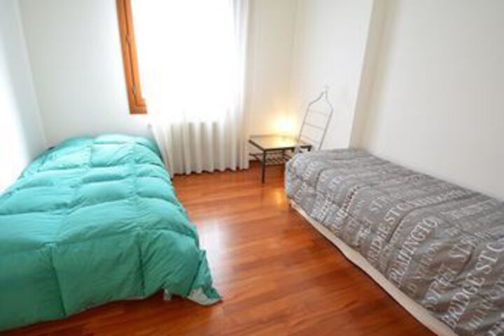 Room 12 of 27