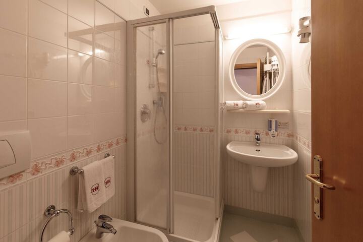 Room 83 of 122