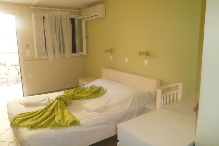 Room 7 of 106