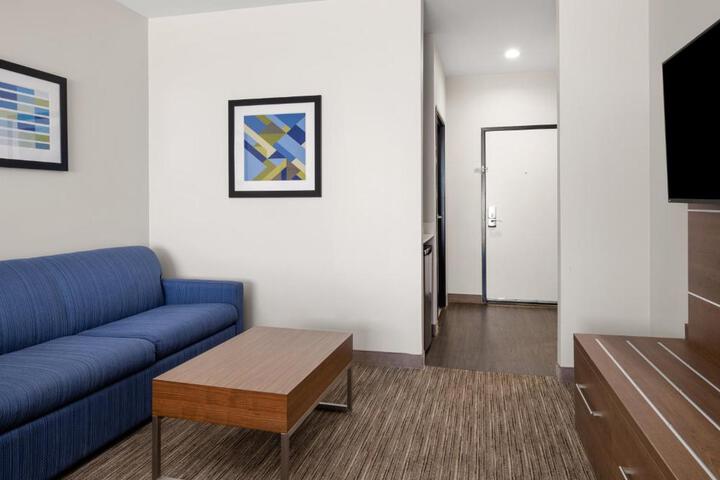 1 Queen Bed (7 of 10)