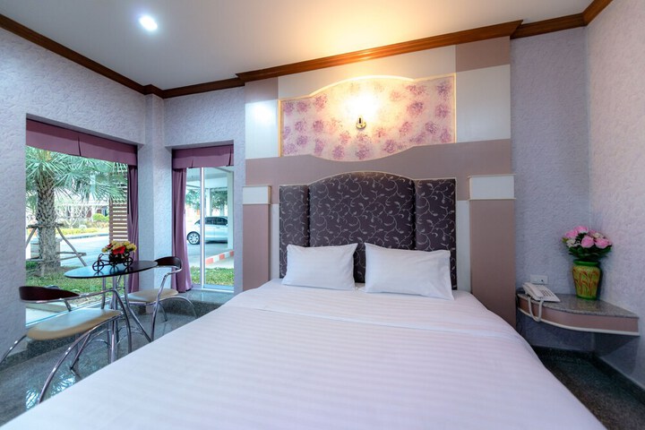 Room 8 of 33
