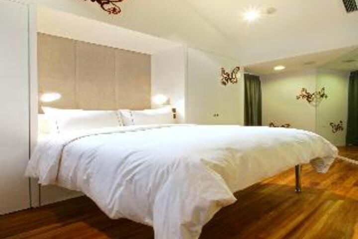 Room 7 of 8