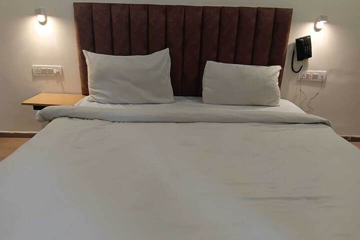 Room 6 of 12