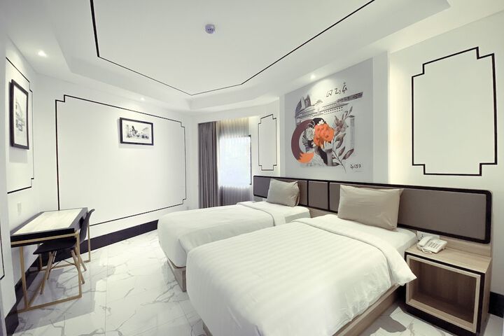 Room 10 of 28