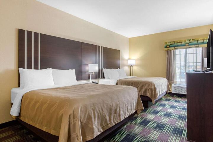 2 Queen Beds (6 of 8)