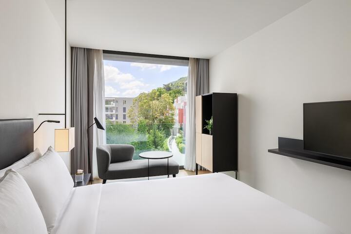 Room 46 of 213
