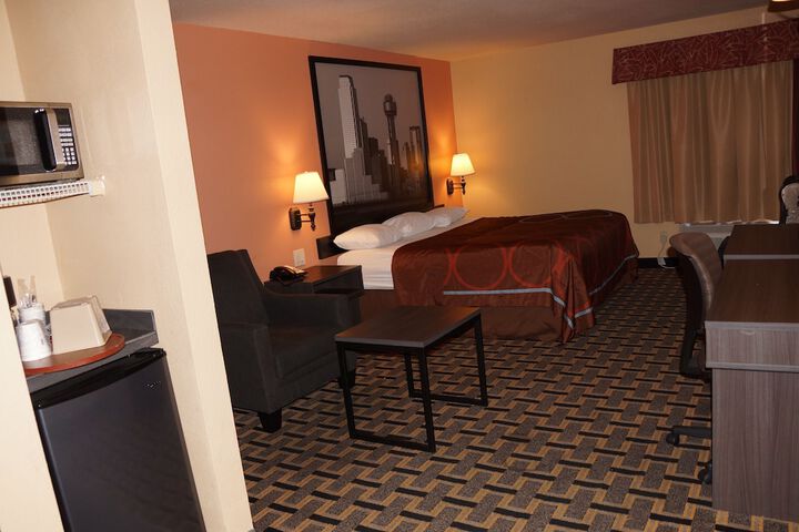 1 King Bed (2 of 18)