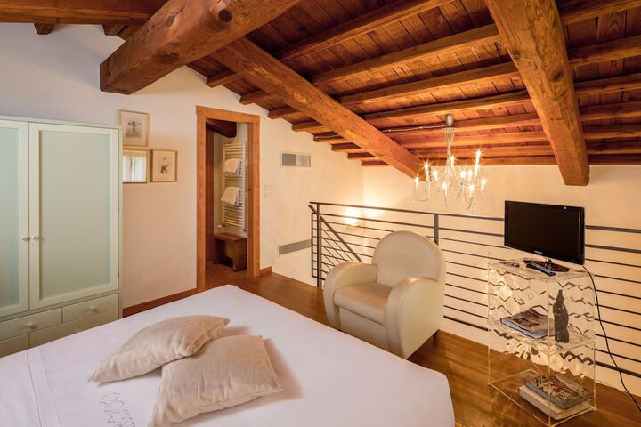 Room 5 of 150