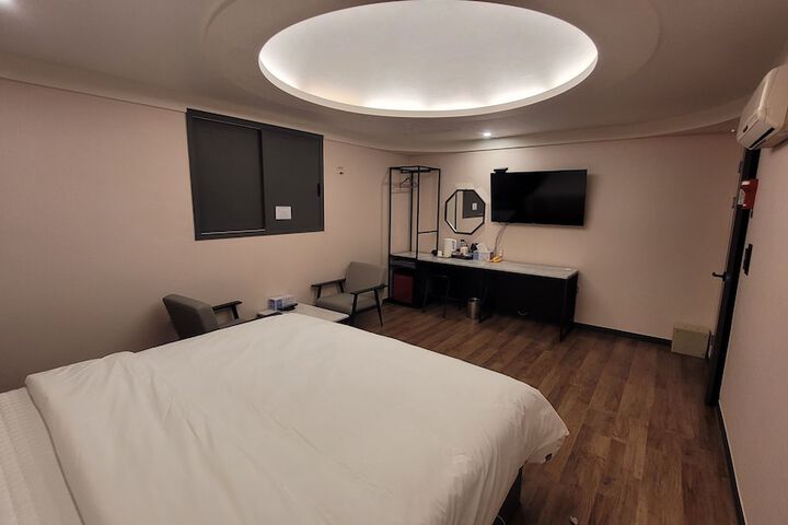Room 10 of 20