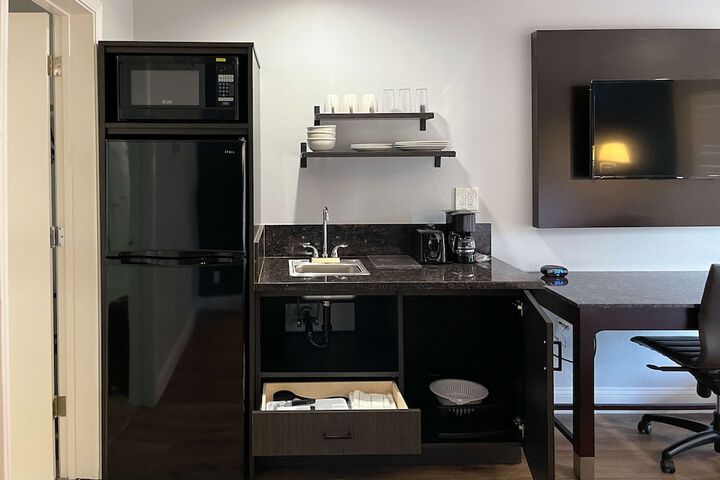 1 King Bed Kitchen (5 of 9)