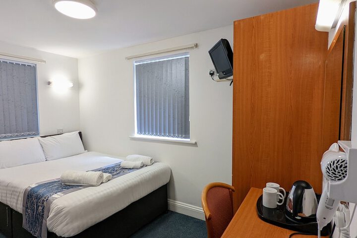 Room 4 of 9