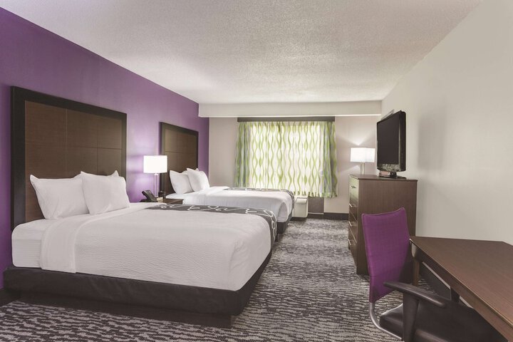 2 Queen Beds (9 of 15)