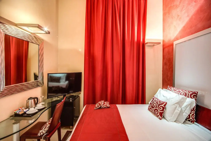 Room 4 of 8