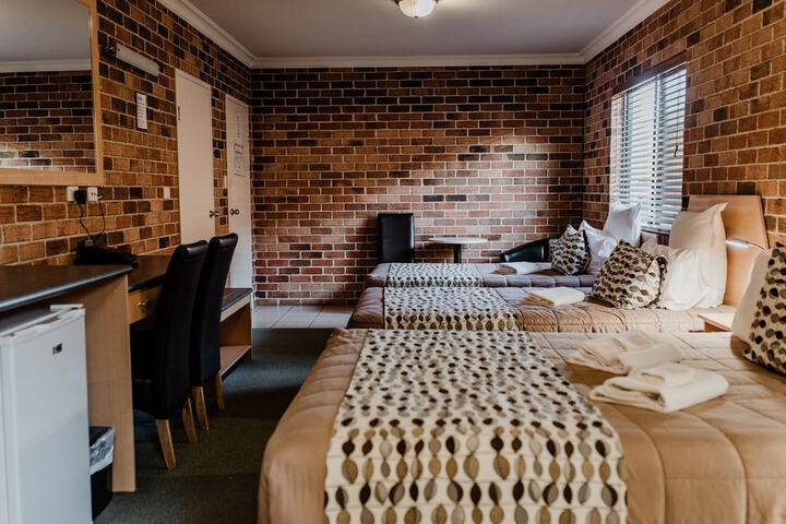 Room 15 of 33