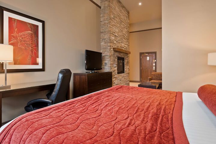 Suite 1 King Bed Second Floor Jetted Tub Fireplace Living Area Microwave and Refrigerator Full Breakfast (2 of 11)