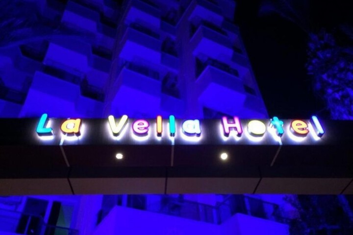 LA VELLA HOTEL
