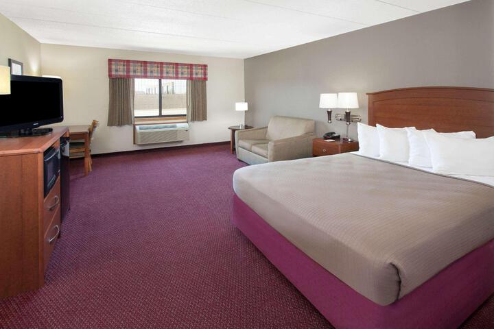 1 Queen Bed Mobility Accessible (7 of 18)