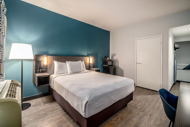 1 Queen Bed Modern (10 of 31)