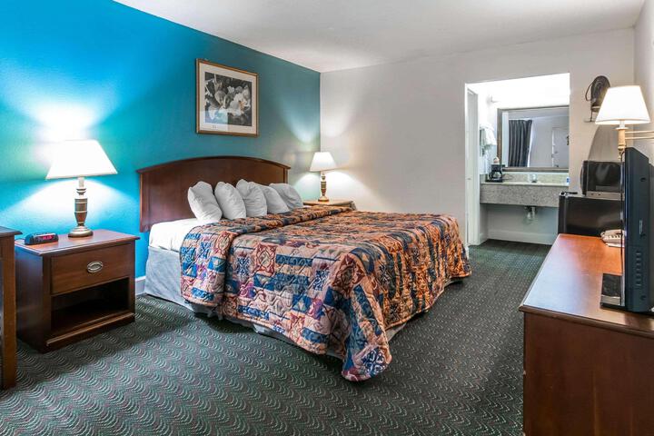 1 King Bed (1 of 7)