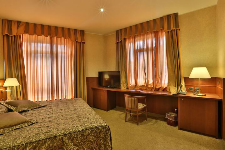 Room 4 of 33