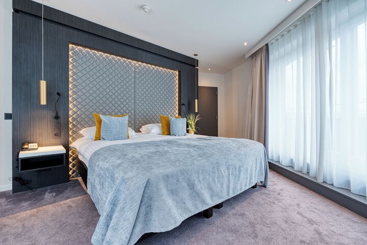 Room 10 of 76