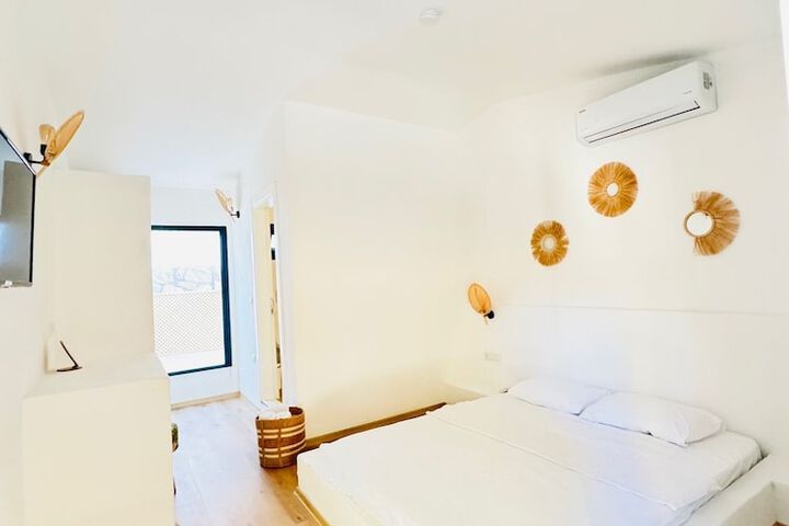 Room 9 of 16