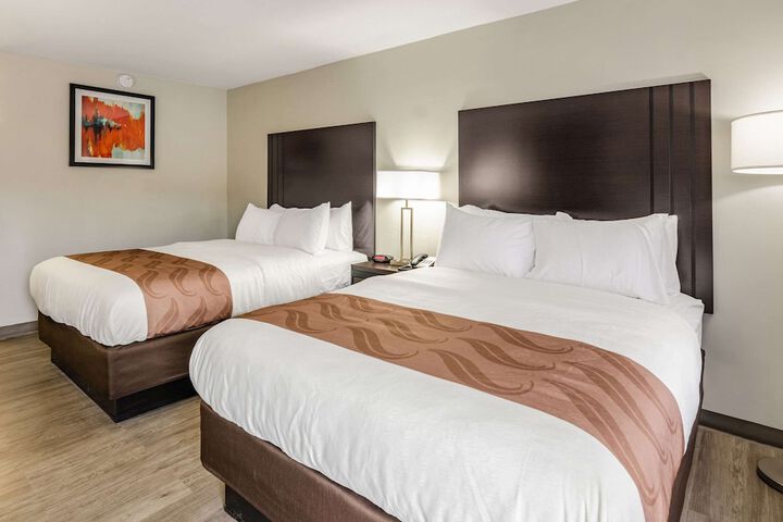 2 Queen Beds (9 of 11)