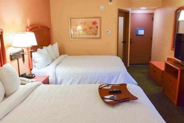 1 Queen Bed (4 of 9)