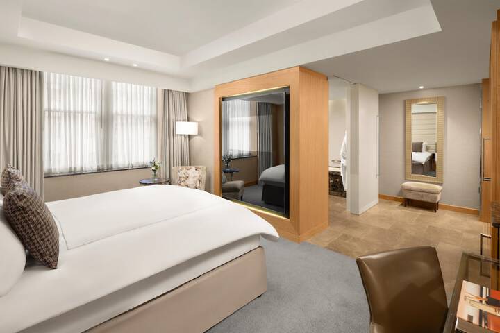Room 33 of 114