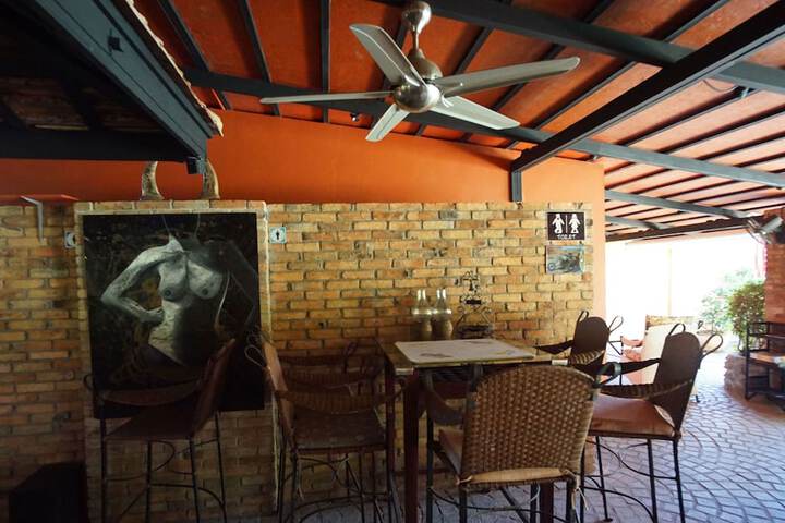 Lounge 45 of 52