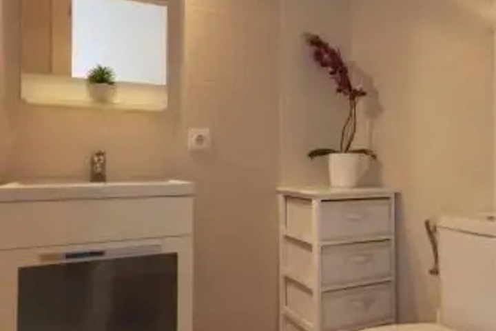 Room 8 of 16