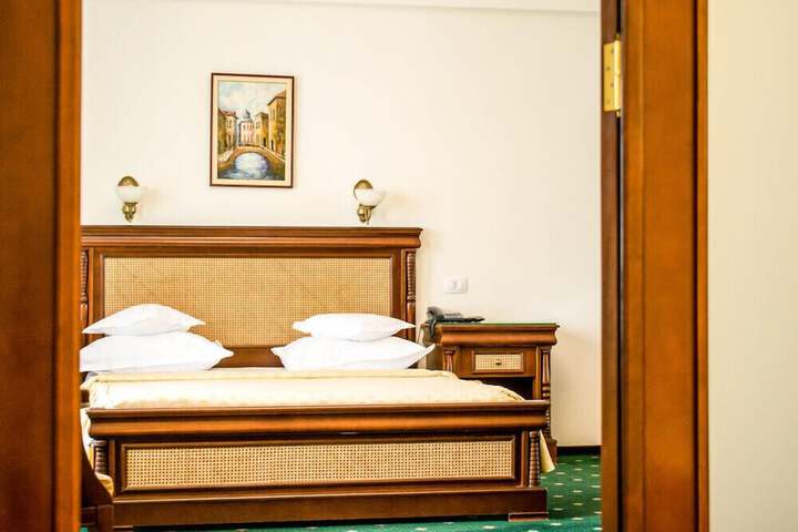 Room 9 of 28