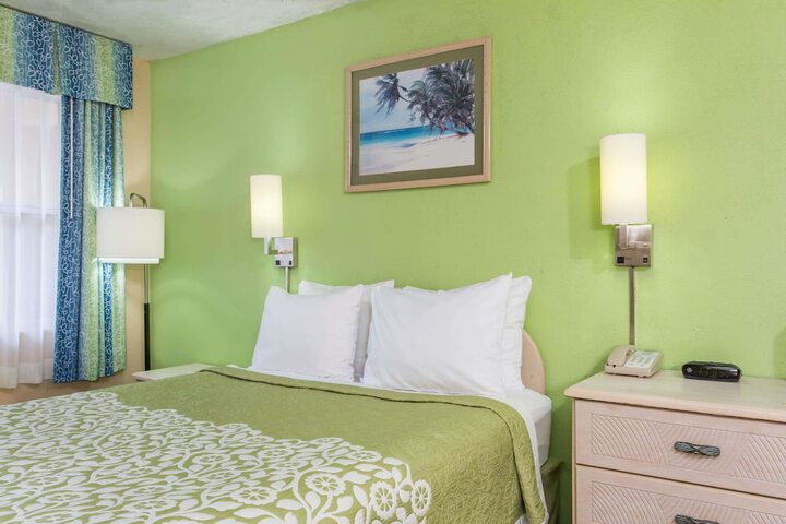 1 Queen Bed (19 of 19)
