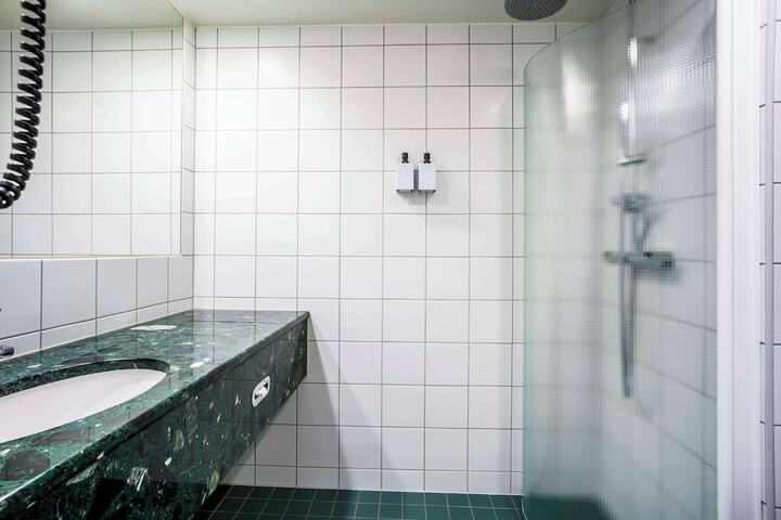 Room 18 of 32