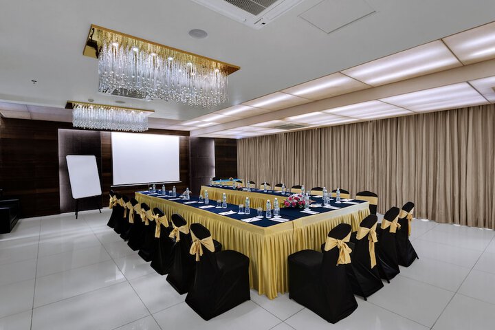 Ballroom/Hall 91 of 113