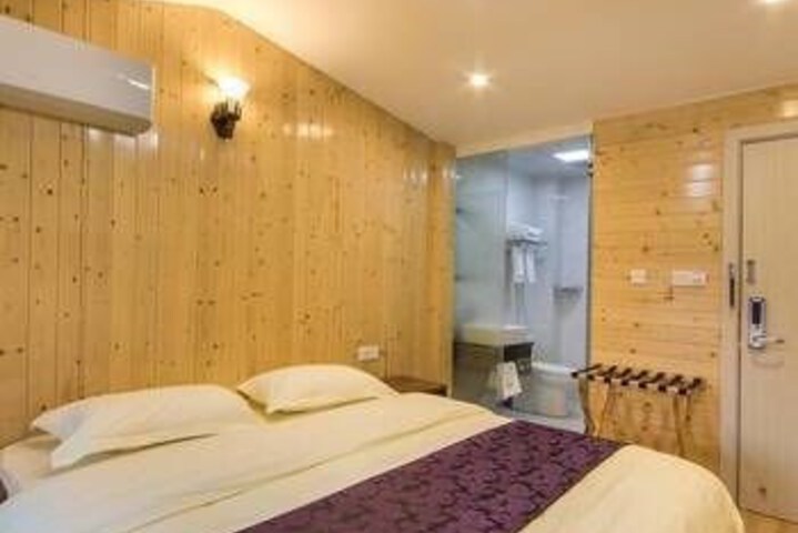 Room 4 of 8